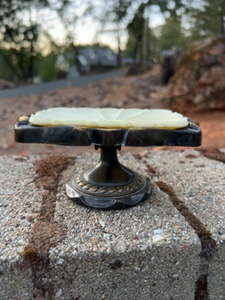 VINTAGE AMEROCK CARRIAGE HOUSE PEDESTAL SOAP DISH