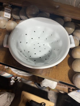 White  Ceramic colander/berry bowl - white, 4x8 inches