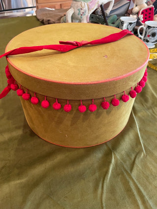 VNTG Green Hatbox w/ Red Pom Poms|49783