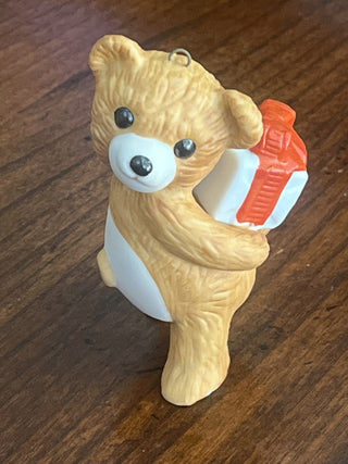 1986 Hallmark Cinnamon Bear #4 w/present Ornament|127976