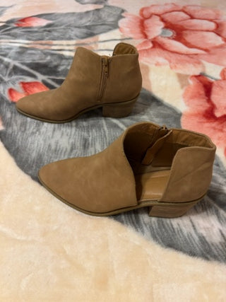Cynthia Rowley TJX Camel Bootie Size 9
