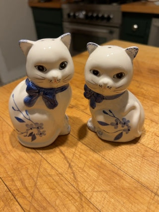 JP 4.5” Ceramic Kittens Salt & Pepper Shakers w/Floral Blue