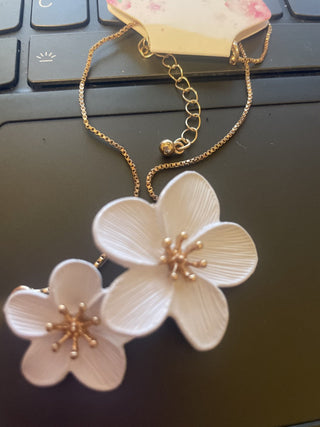 Gold Necklace w White Flowers-RSV