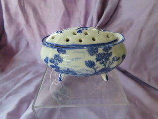 Small blue & white trinket dish w/lid MTS|104522