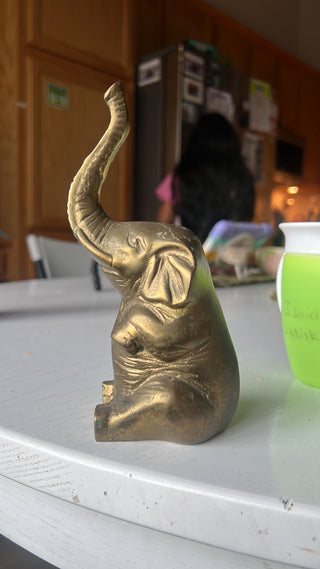 Brass: elephant sitting tusk up