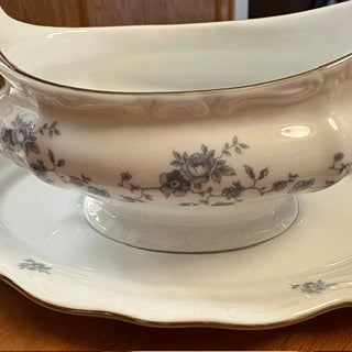 Vntg Haviland Blue Garland Gravy Boat w Plate