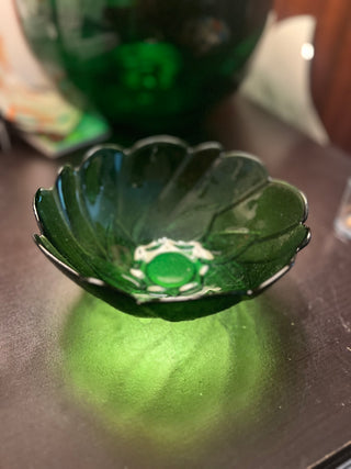 MJ94-Green glass bowl w/leaf design