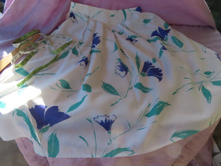 White w/flowers pleated skirt size M