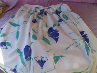 White w/flowers pleated skirt size M