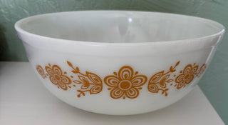 vintage Pyrex mixing bowl R60