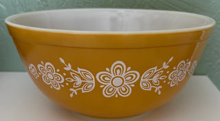 vintage Pyrex mixing bowl R60