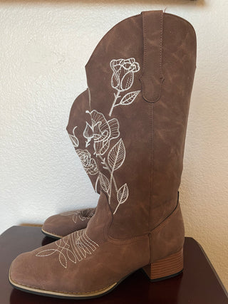 Cowboy Boots Size 7 1/2 brown with white embroidered  rose