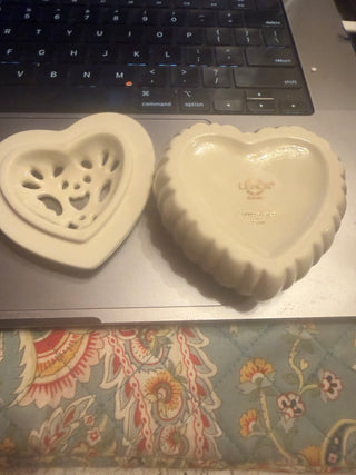 Lenox Ivory Porcelain pierced valentine heart trinket /jewel box with Lid gold trim