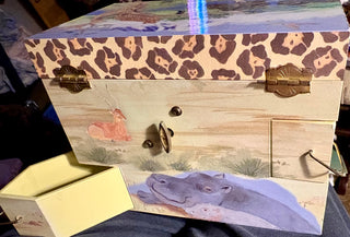 Charming Music Box Wild animals with Leopard Plays Born Free