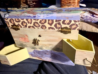 Charming Music Box Wild animals with Leopard Plays Born Free