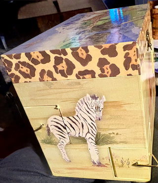 Charming Music Box Wild animals with Leopard Plays Born Free