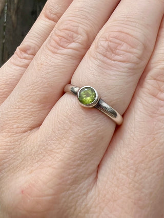 925 Peridot Bezel Ring Sz 7