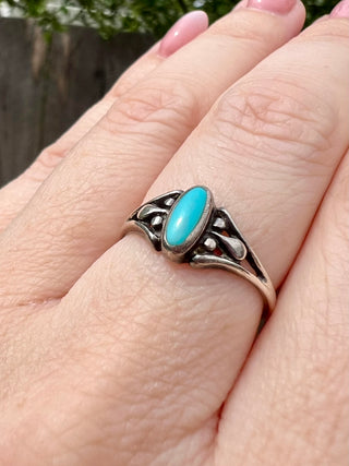 Vntg NA Dainty Oval Turquoise Ring Sz 7.5