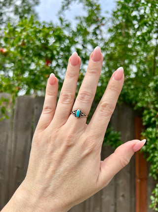 Vntg NA Dainty Oval Turquoise Ring Sz 7.5