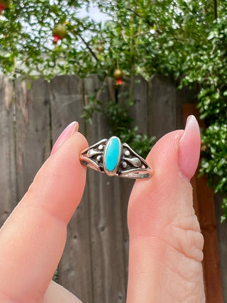 Vntg NA Dainty Oval Turquoise Ring Sz 7.5