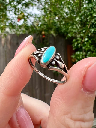 Vntg NA Dainty Oval Turquoise Ring Sz 7.5