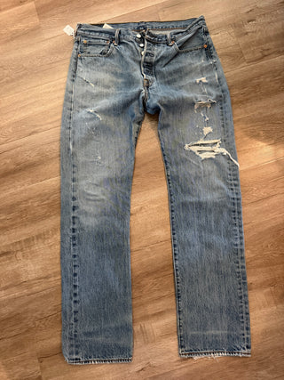 Distressed Levi’s 501 (34x34)