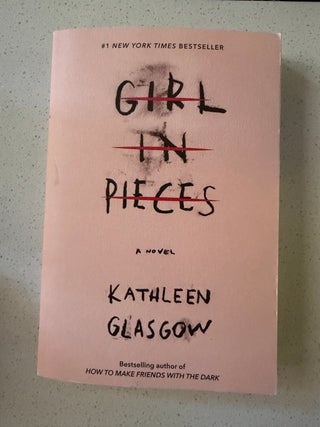 Girl in Pieces Paperback M