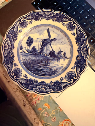 Delft's Blue hand painted made in Holland by Agro round 7.5"