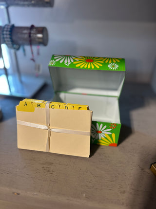 VTG flower power recipe box w/dividers