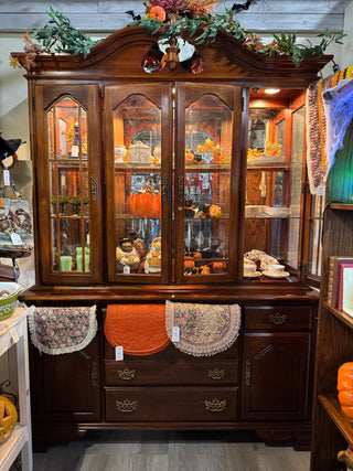 American Drew Queen Anne Style China Cabinet