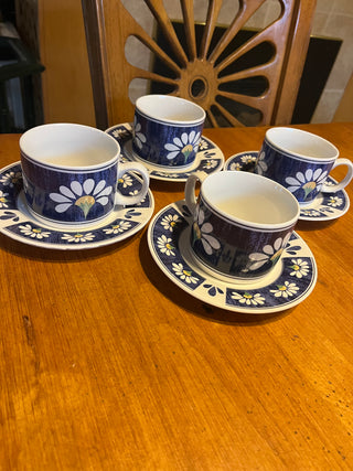 (Set of 8) Oneida Spring Daisy 4 Cup and 4 Saucer  set