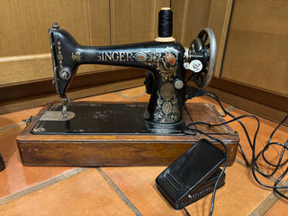 1918 Singer Sewing Machine w/ wooden cover