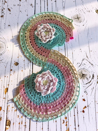 Handcrochet table runner w 3D crochet flowers