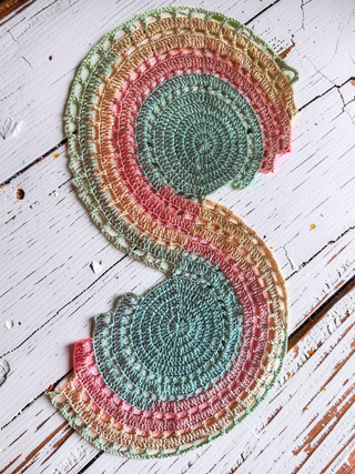 Handcrochet table runner w 3D crochet flowers