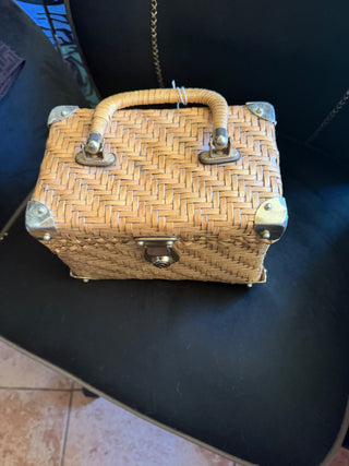Basket Weave handbag with handle & gold closure VV