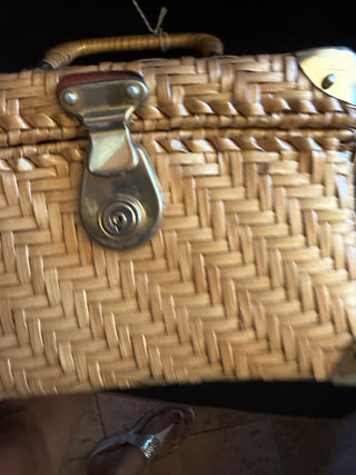 Basket Weave handbag with handle & gold closure VV