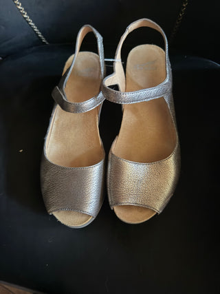 Women's Dansko Marcy Pewter Leather Stylish Sandals size 9  VV