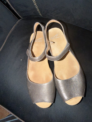Women's Dansko Marcy Pewter Leather Stylish Sandals size 9  VV