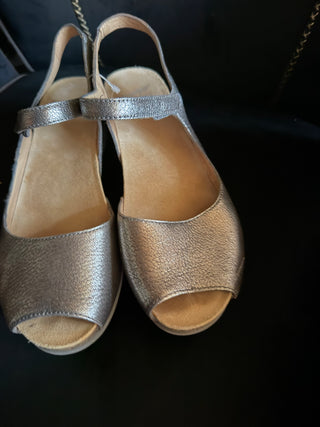 Women's Dansko Marcy Pewter Leather Stylish Sandals size 9  VV