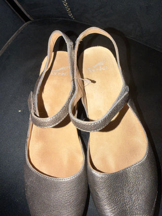 Women's Dansko Marcy Pewter Leather Stylish Sandals size 9  VV