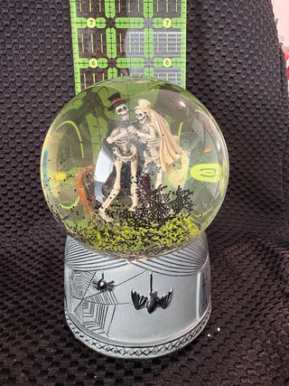 LE - Musical Halloween Bride and Groom snow globe