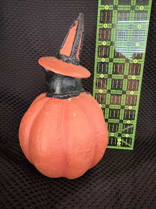 LE - Pumpkin with black cat