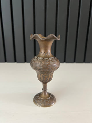 Vintage 5” ruffle etched vase