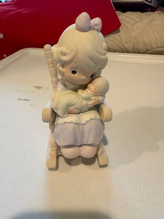 Vtg. Precious Moments "Love Never Leaves a Mother's arms" figurine