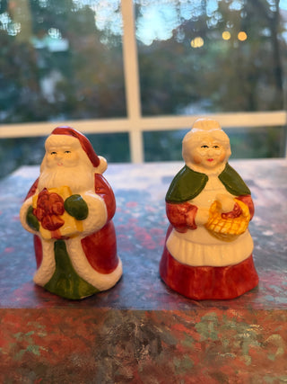 Vintage Avon Mr. & Mrs. Santa Claus Salt/Pepper Set