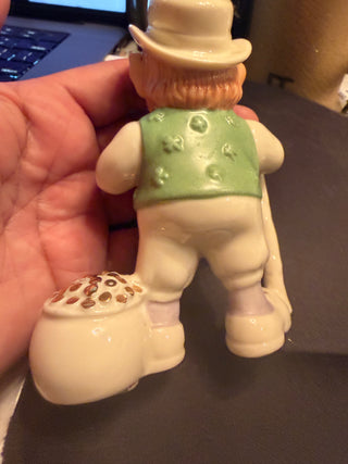 Lenox Irish Leprechaun Holding Pipe with his pot of Gold VV
