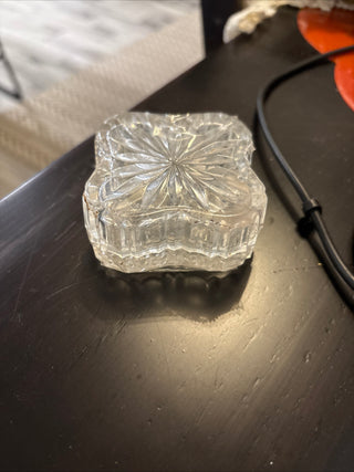 LE - VTG pressed glass trinket box