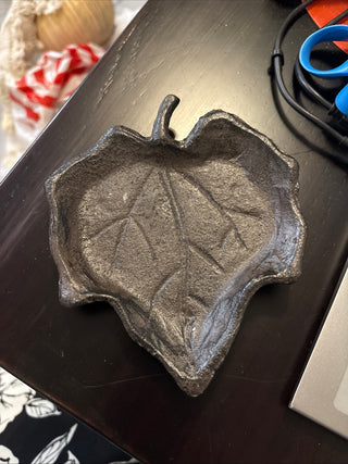 LE - Cast Iron Leaf dish