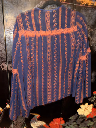 BCBGMAXAZRIA SIZE MEDIUM CANYON FLORAL EMBROIDERED BELL SLEEVE TOP NAVY COMBO VV