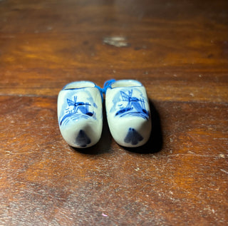 Vtg pair of Delfts blue porcelain mini clogs
